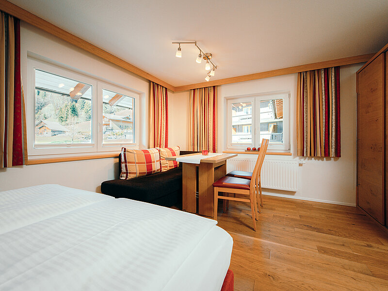 1-Raum Wohnung Typ 20b - Wohn-Schlafraum - Almajur Ferienhotel Mittelberg Kleinwalsertal