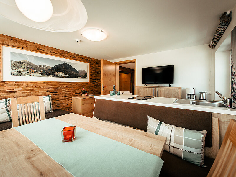 2-Raum Wohnung Typ 33 - Wohnküche - Almajur Ferienhotel Mittelberg Kleinwalsertal