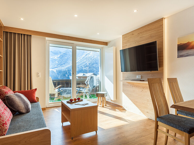 Doppelzimmer Komfort B - Wohnzimmer mit Terrasse - Almajur Ferienhotel Mittelberg Kleinwalsertal