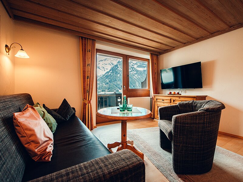 Doppelzimmer Komfort C - Wohnzimmer mit Balkon - Almajur Ferienhotel Mittelberg Kleinwalsertal