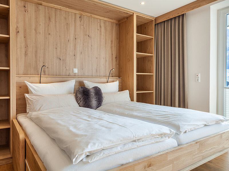 2-Raum Wohnung Typ 22b - Doppelbett im Schlafzimmer - Almajur Ferienhotel Mittelberg Kleinwalsertal